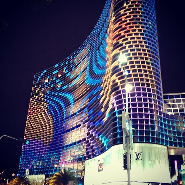 медиафасад торгового центра star place в коасиунге, южный тайвань. Star place в коасиунге вики. Star place, каосиунг. Star place. медиафасад в шанхае.