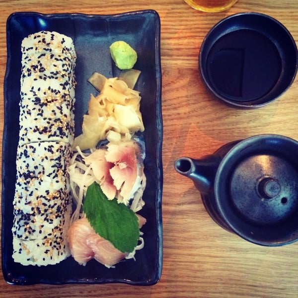 Japonske minimalisticke prostredie, cerstve ryby, konecne moznost sediet priamo pri bare a sledovat pracu sushi majstra.