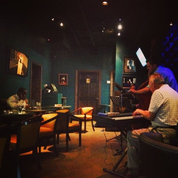 Foto diambil di WSKY Lounge and Cigar Bar oleh Atom R. pada 7/1/2014