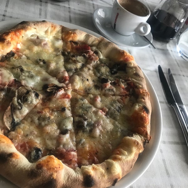 4/23/2017 tarihinde Boyan V.ziyaretçi tarafından Pizza Restaurant Perfetto'de çekilen fotoğraf