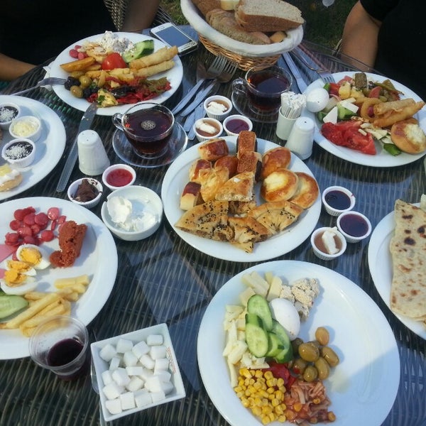 Das Foto wurde bei Tepe Tesisleri Cafe Restaurant Kır Düğün Salonu von SeDa . am 9/21/2013 aufgenommen