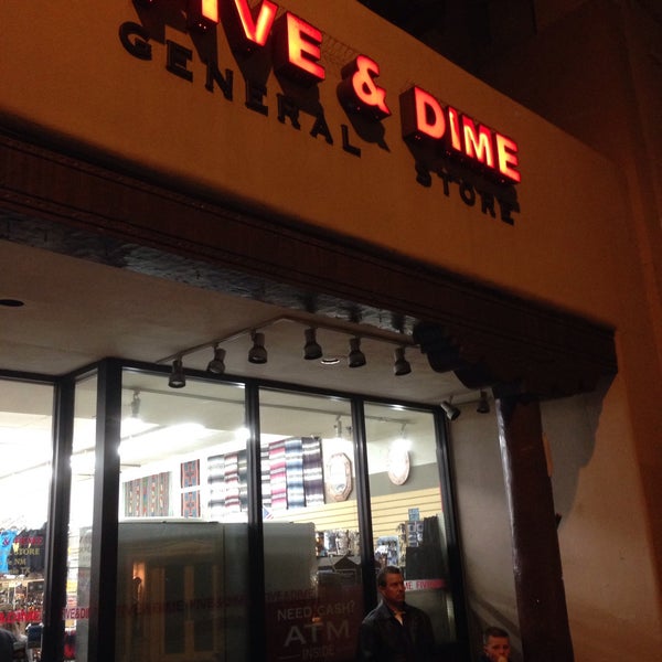 รูปภาพถ่ายที่ Five &amp; Dime General Store โดย Gregory H. เมื่อ 11/26/2015