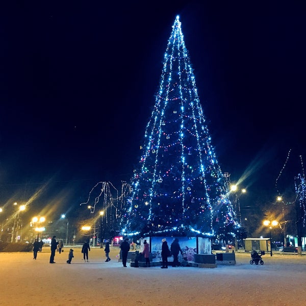 каток звездный липецк. дс звёздный зимой липецк. елка звездный липецк. елка на площади петра великого в липецке. елка в липецке на площади петра великого в липецке.