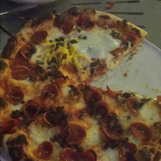 6/8/2014 tarihinde Eric A.ziyaretçi tarafından Pizzeria Solario'de çekilen fotoğraf
