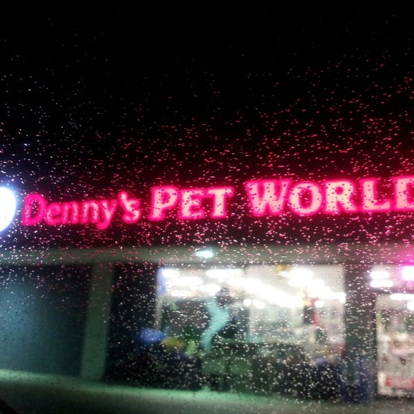รูปภาพถ่ายที่ Denny&#39;s Pet World โดย Robert N. เมื่อ 12/13/2013