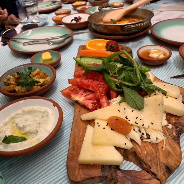6/27/2019에 Omair ♍️님이 Çeşme Bazlama Kahvaltı - Nişantaşı 1에서 찍은 사진