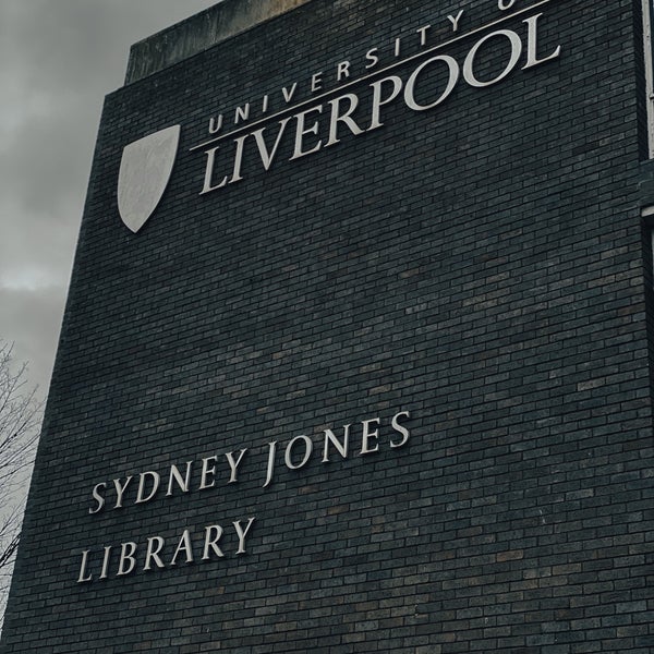 Foto tirada no(a) Sydney Jones Library por H ✨. em 3/11/2022