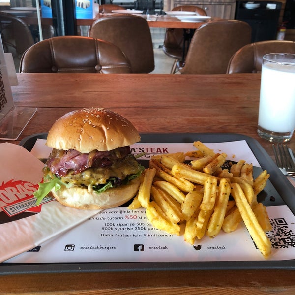 Foto tomada en Ora&#39; Steak &amp; Burgers  por YusuF el 3/19/2022