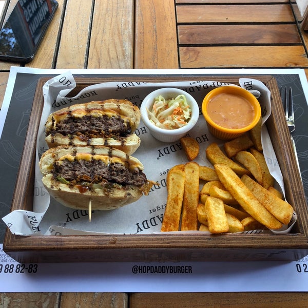 รูปภาพถ่ายที่ Hopdaddy Burger โดย YusuF เมื่อ 10/6/2019