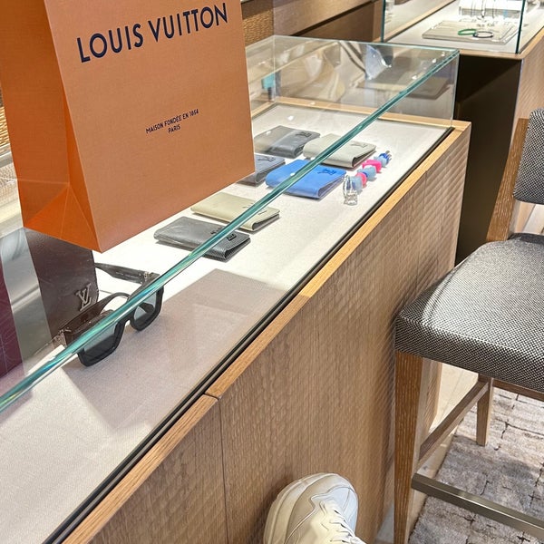 Louis Vuitton - Boutique in Paris