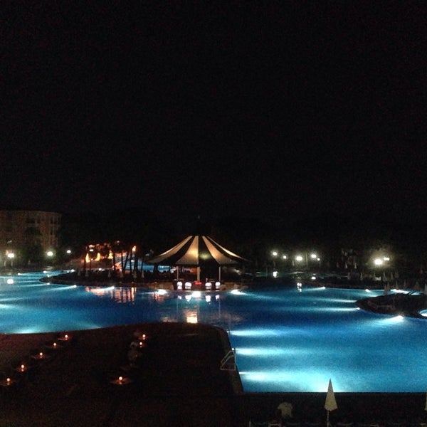 Foto diambil di Venezia Palace Deluxe Resort Hotel oleh Cem ⚓. pada 7/30/2015