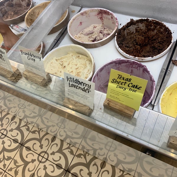 Photo taken at Jeni&#39;s Splendid Ice Creams by Garrett J. on 8/16/2019
