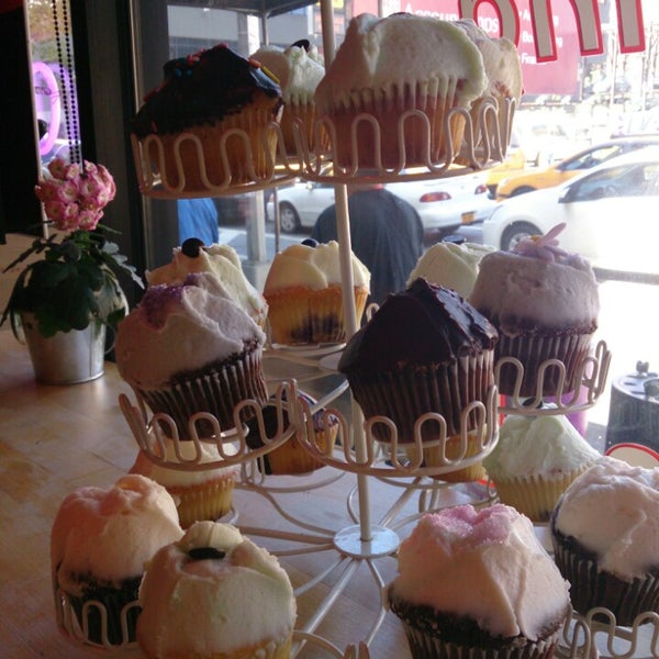 Das Foto wurde bei Burgers &amp; Cupcakes von Christophe V. am 5/5/2013 aufgenommen