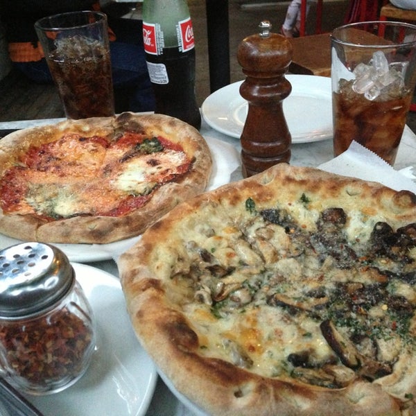 Foto tomada en Pitfire Pizza  por Mneera M. el 6/2/2013