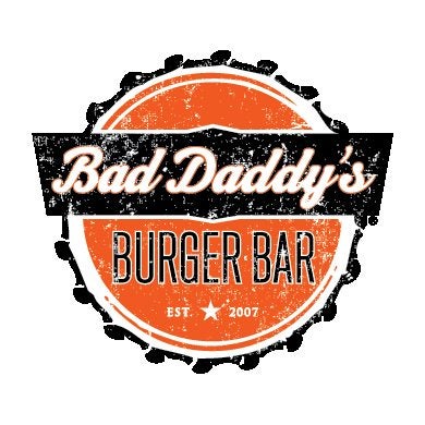 รูปภาพถ่ายที่ Bad Daddy&#39;s Burger Bar โดย Locu L. เมื่อ 10/13/2016