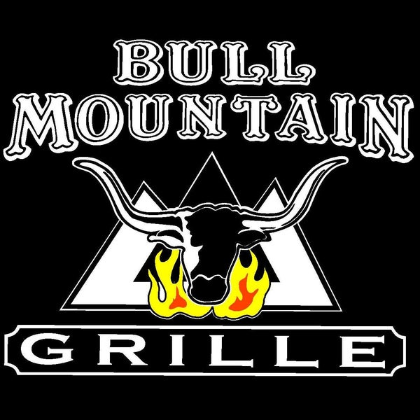 Foto scattata a Bull Mountain Grille da Locu L. il 4/5/2016