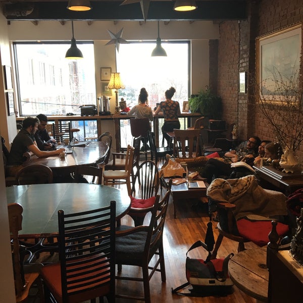 รูปภาพถ่ายที่ Anticafé Montréal โดย Dennis N. เมื่อ 4/26/2016