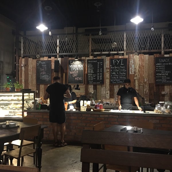Foto diambil di Gudang Cafe oleh (((ekin))) pada 10/28/2017