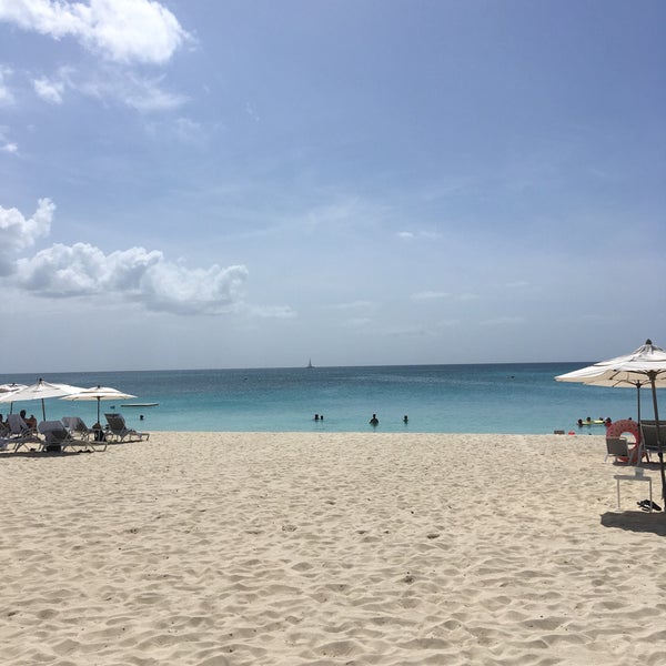 Foto tomada en The Westin Grand Cayman Seven Mile Beach Resort &amp; Spa  por Yfyvan el 9/24/2018