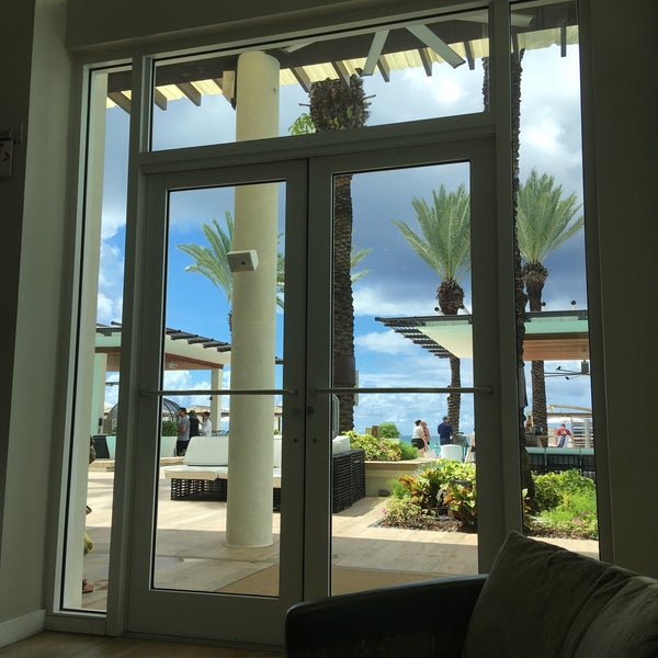 Снимок сделан в The Westin Grand Cayman Seven Mile Beach Resort &amp; Spa пользователем Yfyvan 10/13/2018