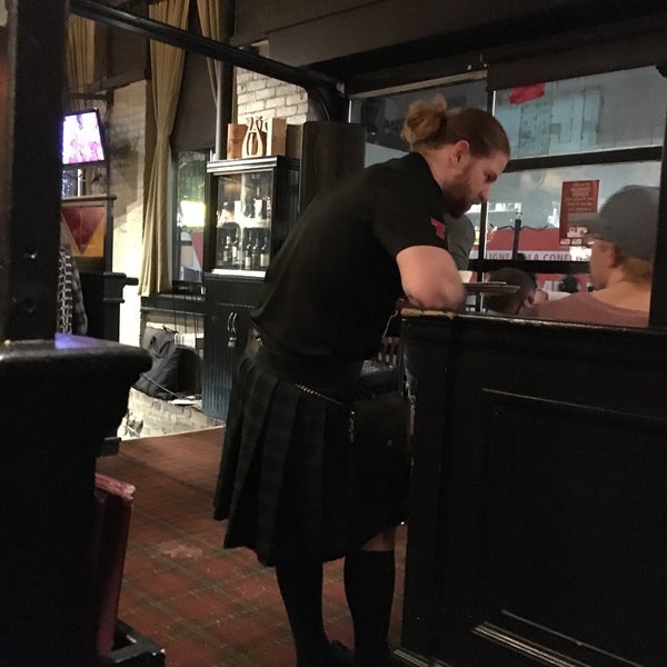 Foto scattata a The Highlander Pub da Isabelle V. il 2/21/2016