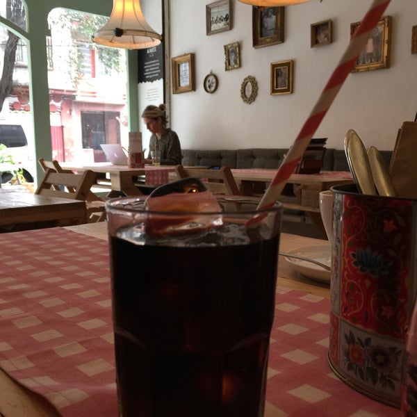 Foto tirada no(a) Aimée Sidewalk Cafe &amp; Tartinery por Bahigh A. em 2/26/2016