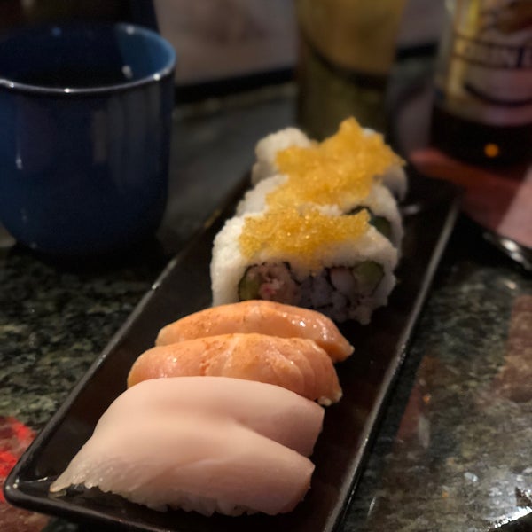Foto tirada no(a) Fuki Sushi por Bahigh A. em 7/23/2018