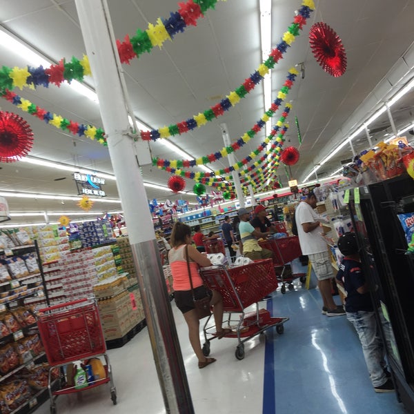 мужчина в продуктовом магазине. сотрудник торгового зала. братья супермаркетах. компьютерный супермаркет центр оренбург. братьев кашириных 100 челябинск.