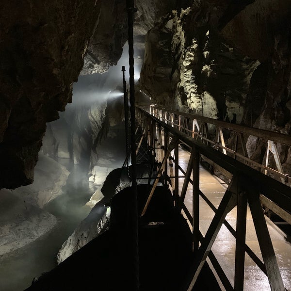 Foto tirada no(a) Le Domaine des Grottes de Han / Het Domein van de Grotten van Han por Zoë D. em 6/29/2019