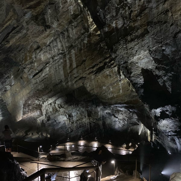Das Foto wurde bei Le Domaine des Grottes de Han / Het Domein van de Grotten van Han von Zoë D. am 6/29/2019 aufgenommen