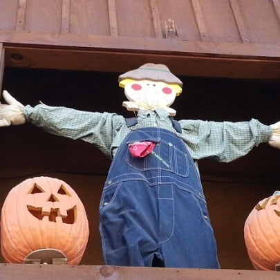 Photo taken at Vala&#39;s Pumpkin Patch &amp; Apple Orchard by Dan H. on 10/7/2012