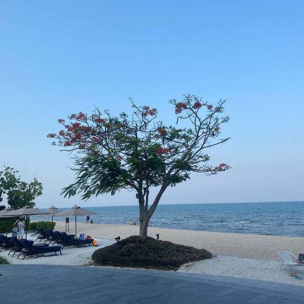 รูปภาพถ่ายที่ Baba Beach Club Hua Hin Luxury Hotel โดย Sa S. เมื่อ 4/14/2022