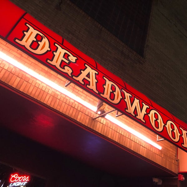 Foto tirada no(a) Deadwood Tavern por BrianIslands em 7/7/2018
