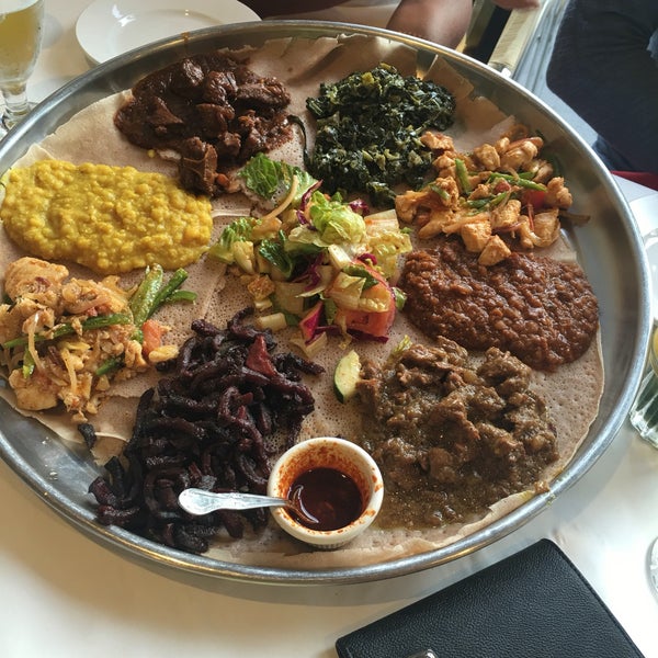 Foto scattata a Demera Ethiopian Restaurant da Dann E. il 7/20/2016