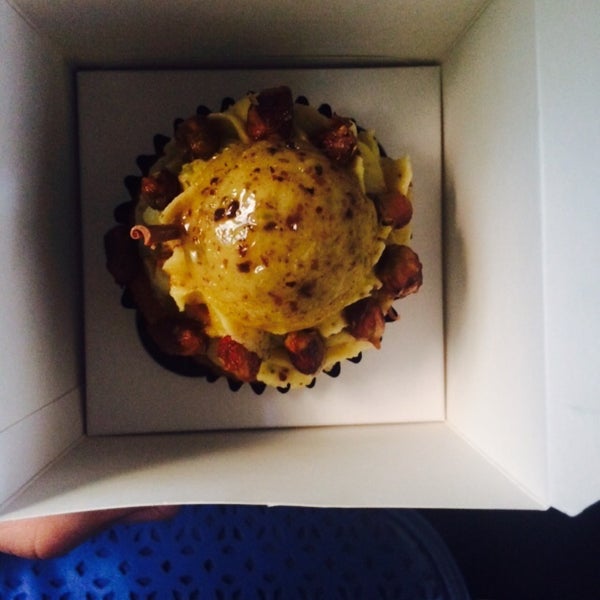 Foto tirada no(a) NOLA Cupcakes por nur nazira zulkifli em 5/2/2015