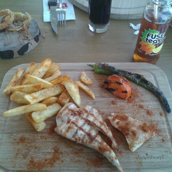 Das Foto wurde bei Beeves Burger&amp;Steakhouse von Buse Ş. am 1/6/2014 aufgenommen