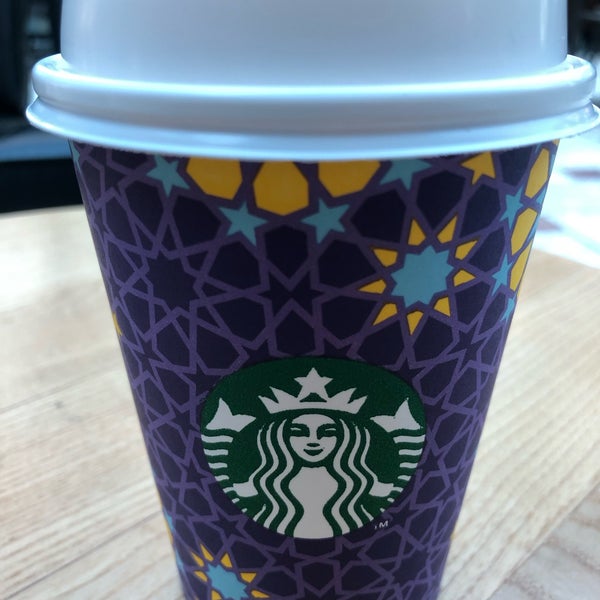 Das Foto wurde bei Starbucks von Sergey 〽️⭕️💲©⭕️〰 am 3/25/2023 aufgenommen