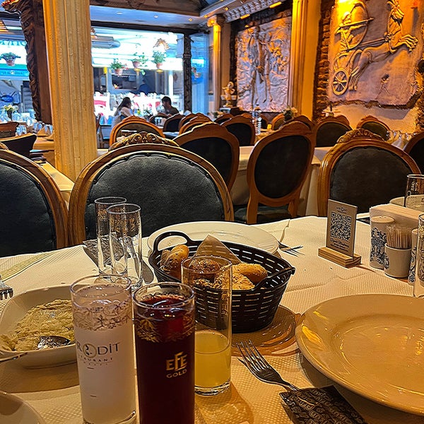 Foto diambil di Afrodit Restaurant oleh Nurettin Y. pada 5/21/2022