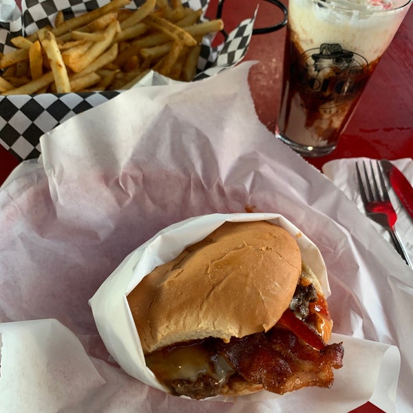 Cool Cat Cafe Burger Joint in Lahaina