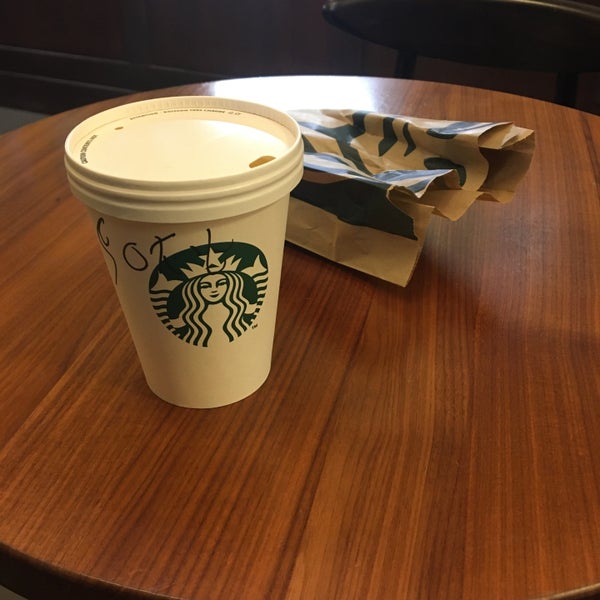 Foto diambil di Starbucks oleh Sofie V. pada 1/22/2024