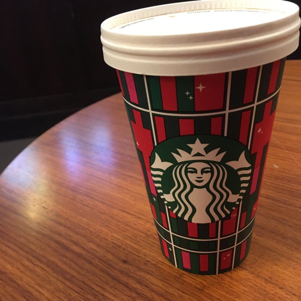 Foto tirada no(a) Starbucks por Sofie V. em 11/28/2023