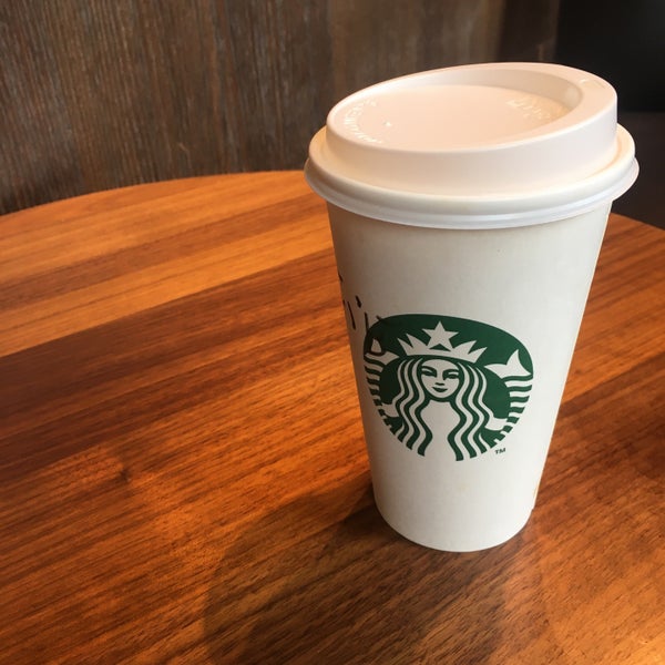 Foto diambil di Starbucks oleh Sofie V. pada 8/26/2022