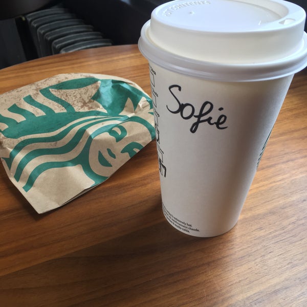 Foto tirada no(a) Starbucks por Sofie V. em 9/8/2022