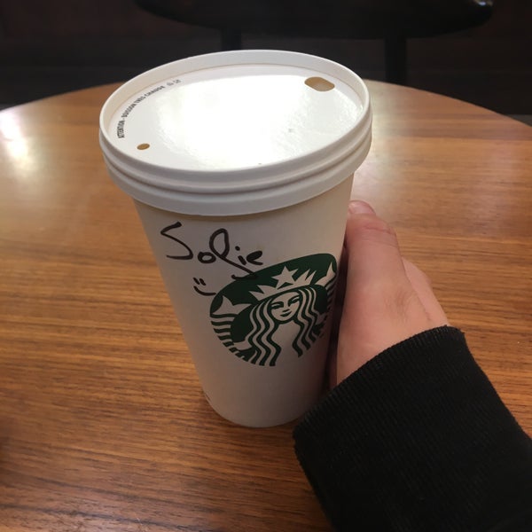 Foto tirada no(a) Starbucks por Sofie V. em 10/26/2023