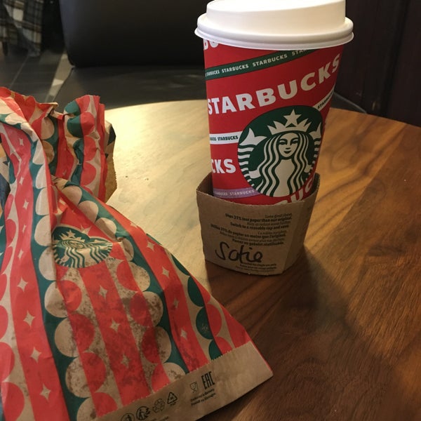 Foto tirada no(a) Starbucks por Sofie V. em 11/9/2021