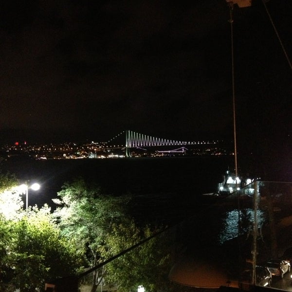 รูปภาพถ่ายที่ Vira Balık Restaurant โดย S!nem G. เมื่อ 8/30/2013