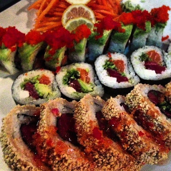 4/27/2013 tarihinde Chris L.ziyaretçi tarafından Sushi Bites'de çekilen fotoğraf