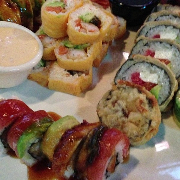 รูปภาพถ่ายที่ Sushi Bites โดย Chris L. เมื่อ 4/27/2013