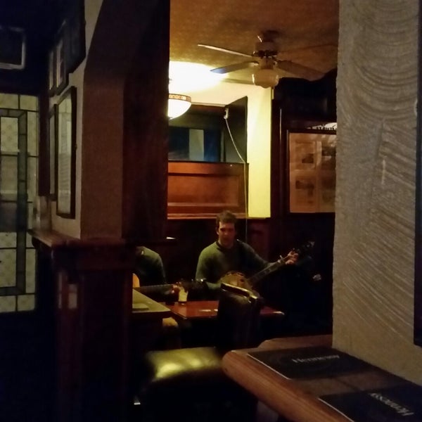 Foto tirada no(a) Garavan&#39;s Bar por Joe G. em 11/26/2014