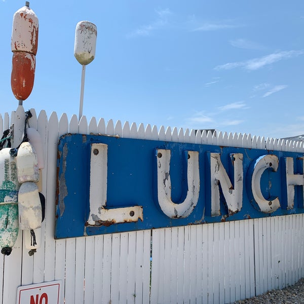 Снимок сделан в The Lobster Roll Restaurant пользователем Leslie-Anne B. 7/17/2019